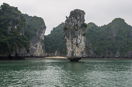 北越Ha Long Bay美丽的石灰岩山景天空海景岩石游客假期海洋石灰石巡航旅行旅游图片