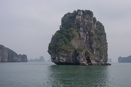 美丽的石灰岩山景 在河隆湾海滩上图片