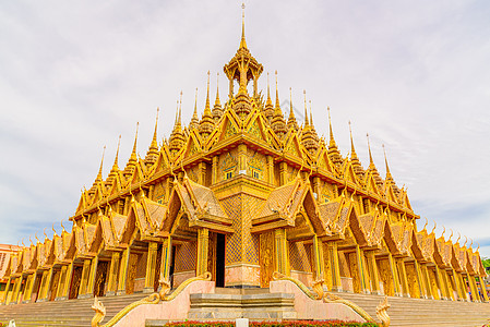 在泰国乌泰萨尼的黄金城堡图片