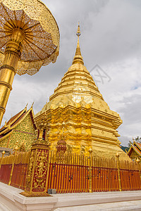泰国清迈省的寺庙崇拜宗教天空素贴金子佛塔旅行宝塔地标建筑学图片