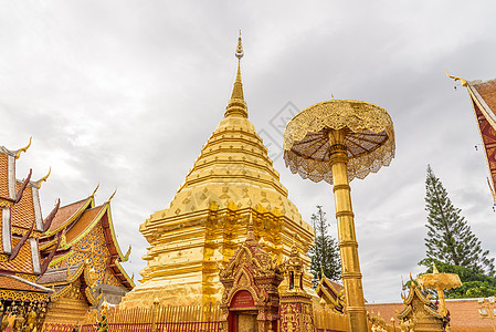 泰国清迈省的寺庙天空文化建筑学旅行佛塔游客地标金子崇拜佛教徒图片