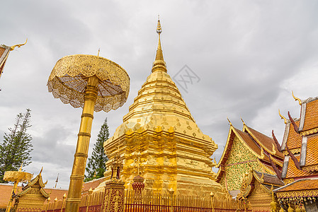 泰国清迈省的寺庙建筑学佛教徒游客崇拜佛塔文化旅行天空旅游宝塔图片