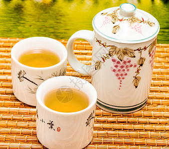 茶叶在Patio表示休息时间和休息时间露台绿茶茶杯天井茶点杯子图片