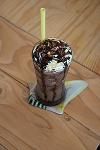 巧克力奶昔配了奶油营养食物饮料甜点早餐水果玻璃奶油状咖啡椰子图片