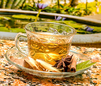 茶在Patio代表鲜姜和香料图片