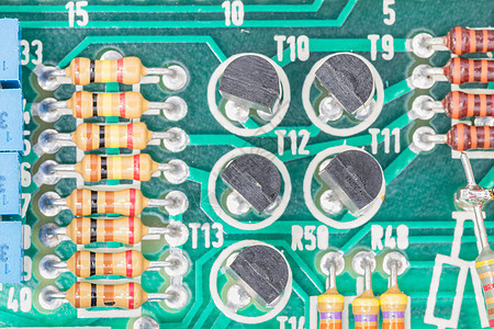 电路板上的冷凝器和阻力组装微电路打印半导体硬件制造业电容器芯片木板技术电气图片