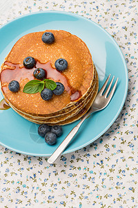 带新鲜黑莓的煎饼吃饭甜点蜜饯水果餐巾早餐化合物生活美食蛋糕图片