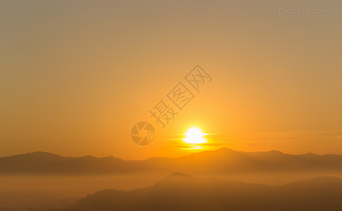 日出和山雾山脉绿色薄雾顶峰环境旅行风景天空爬坡图片