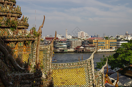 从Wat Arun寺庙到Chao Phraya河图片