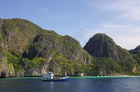 泰国海渔船 美丽的石灰岩悬崖 清海和海滩背景