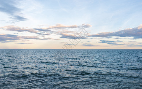 海在天黑前保持安静季节蓝色反射天气日落地平线旅行场景海洋海浪图片