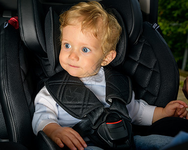 坐在汽车座椅上的男孩婴儿图片