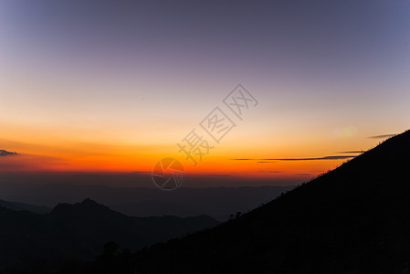 山后日落天空丘陵风景黄色太阳射线山脉蓝色天气红色图片