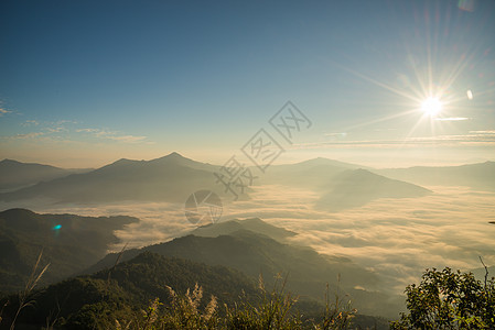 山区地貌日落绿色天空白色风景乡村太阳顶峰场景山脉图片