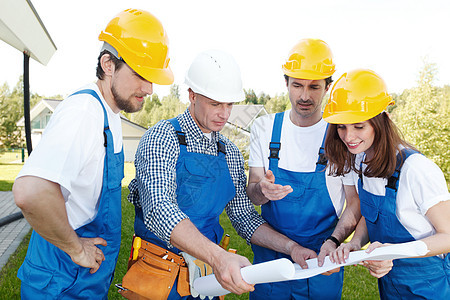 计划建造工事小组项目工程师工人工作蓝图建筑男人头盔建设者建筑师背景图片