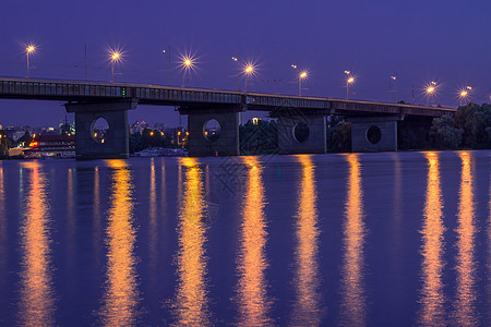 放河灯的夜晚河水中反射的夜桥灯笛子城市景观河流河灯夜灯摄影倒影照片河岸背景