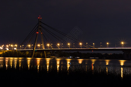 放河灯的夜晚夜桥 在河水中有灯光照亮背景
