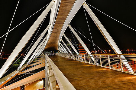 一座背景之夜城市的桥图片