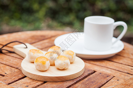 木板上的小中国蛋糕美食月亮甜点节日小吃食物面包白色糕点图片