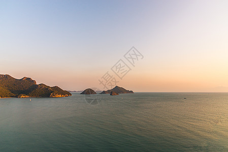 海洋和山脉的夏季景色日落旅行旅游阳光太阳海岸线海岸水平天空蓝色图片