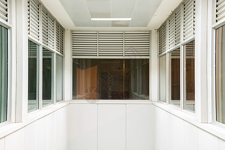 现代建筑中的玻璃窗帘墙和窗户晴天商业工作室走廊办公室大厅白色房间阁楼图片