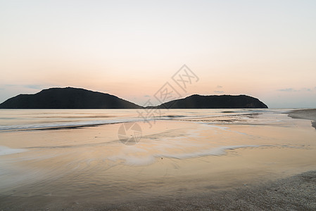 海洋和山脉的夏季景色阳光水平旅游天空日落海岸线蓝色太阳海岸旅行图片