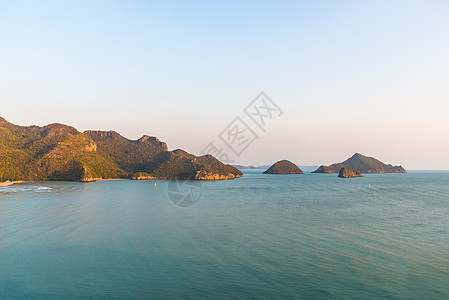 海洋和山脉的夏季景色海岸海岸线阳光日落旅游水平旅行蓝色太阳天空图片