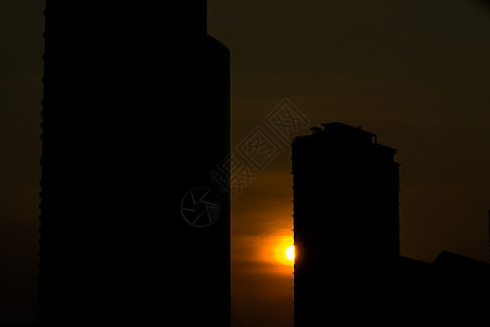 城市建筑中的月光日落图片