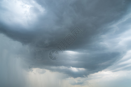 暴风雨即将来临的那天 天空晴天白色天气阳光季节性多云蓝色气候季节风暴图片