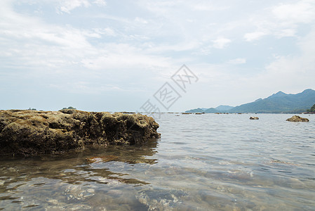 海桑水中的珊瑚石海洋海岸线支撑旅行巨石岩石蓝色冲浪石头水平图片