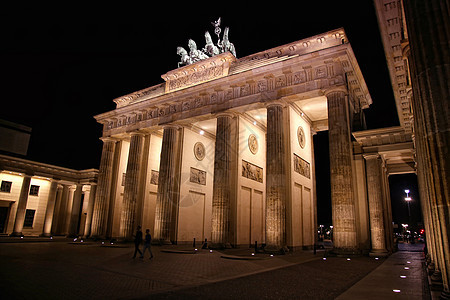 勃兰登堡大门夜间在德国柏林广场历史性首都雕像建筑学国家地标城市柱子旅行图片