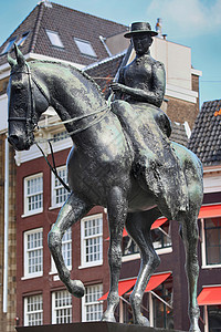 阿姆斯特丹威廉米娜女王的马术雕像建筑学历史国家纪念碑旅行旗帜文化旅游天空城市图片