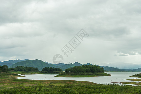 山岳和前面的河流 都是有树的绿色反射国家草地森林天空场地公园山脉白色图片