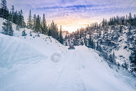 奥地利雪中绘制的阿尔卑斯山路图图片