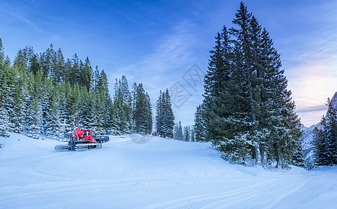 穿过奥地利高山森林的雪路图片