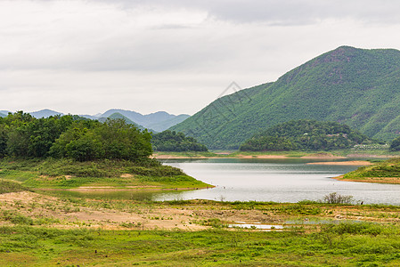 山岳树和前面的河流 都有其景色旅行山脉蓝色绿色草地国家白色岩石天空森林图片