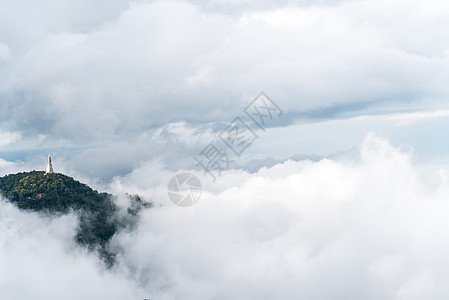 带雾和云的山地景观天空草地公园书本季节森林场地薄雾绿色土地图片