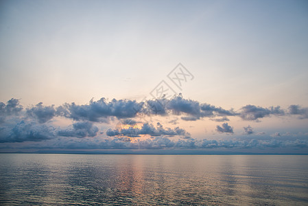 海面上美丽的日落的景象蓝色地平线海洋反射阳光红色太阳海岸日出海滩背景图片