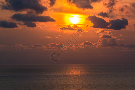 海面上美丽的日落的景象地平线黄色海岸红色蓝色日出天空海滩阳光橙子背景图片