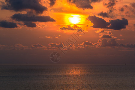 海面上美丽的日落的景象地平线黄色海岸红色蓝色日出天空海滩阳光橙子图片