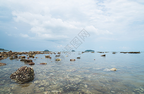 海桑水中的珊瑚石水平海洋蓝色海岸线巨石支撑旅行美丽墙纸冲浪图片