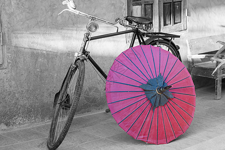 带红色雨伞和旧式过滤器的回程自行车图片