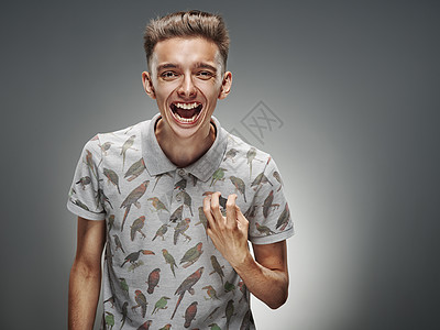 青少年的情感肖像享受爆头活动男人男性成年人成人水平快乐幸福图片