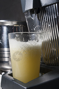 果汁罐中鲜汁的杯子橙子提取器早餐榨汁机义者厨房挤压器搅拌机食物水果图片