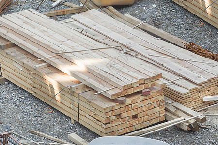 堆满木束和木板商业木料树木木工林业木梁建筑业燃料建筑建筑材料图片