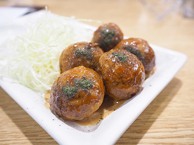 白盘子上的日本菜塔可雅木食物圆圈乌贼棕色海鲜烹饪油炸海藻街道盘子图片