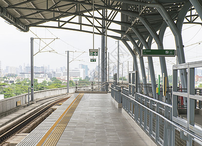 高速火车站民众车辆运输天空技术车站铁路旅行速度火车图片