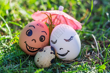 有趣的鸡蛋 模仿笑笑的一对配有紫色宝宝的混合夫妇图片