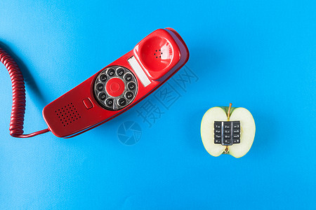 旧字母数苹果和红色电话听筒热线技术顾客服务数字固定电话古董桌子电讯图片