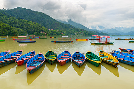 波克拉Phewa湖上的小型船只木头旅行爬坡工艺运输蓝色季节季风旅游独木舟图片